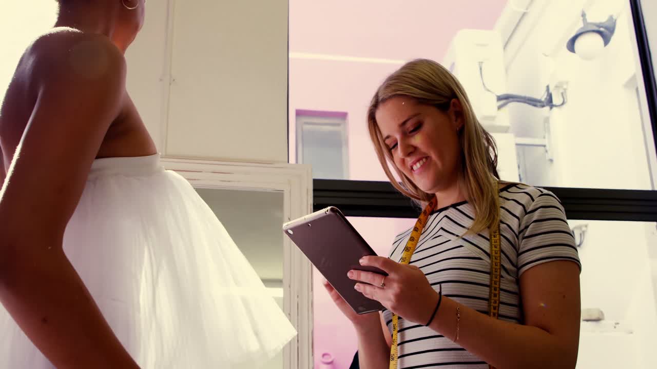 디지털 태블릿 4k를 사용하는 패션 디자이너