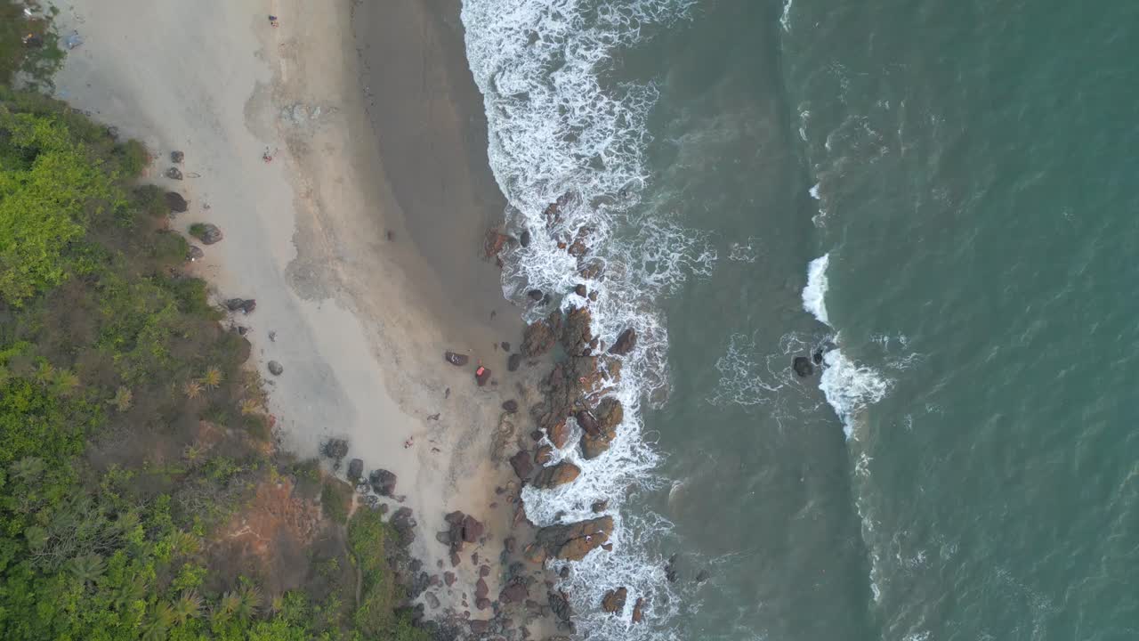 vista a vista de pájaro de la playa de chapora drone moviéndose de cerca a ancho en goa india vista superior