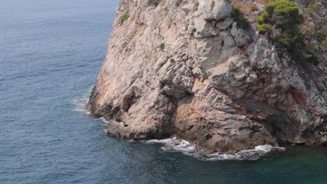 Ein-Felsen-Im-Wasser-Strand-Von-Kroatien