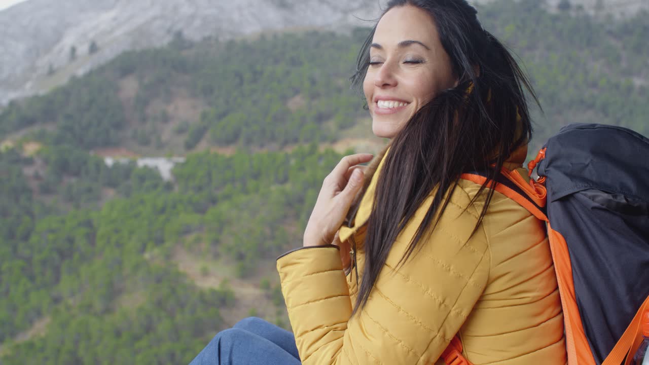 joven feliz y vivaz mochilera