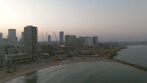 costa de tel aviv al amanecer con hermosas aguas tranquilas del mar mediterráneo, hoteles frente al mar y luz solar