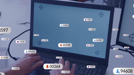 animación de iconos y números de redes sociales sobre una pantalla de portátil en blanco con espacio para copiar.