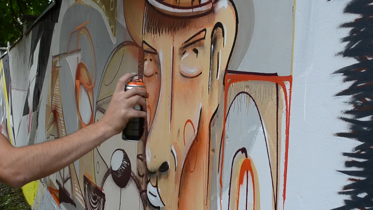 L'artista disegna graffiti, ritratto di persona con la pipa.