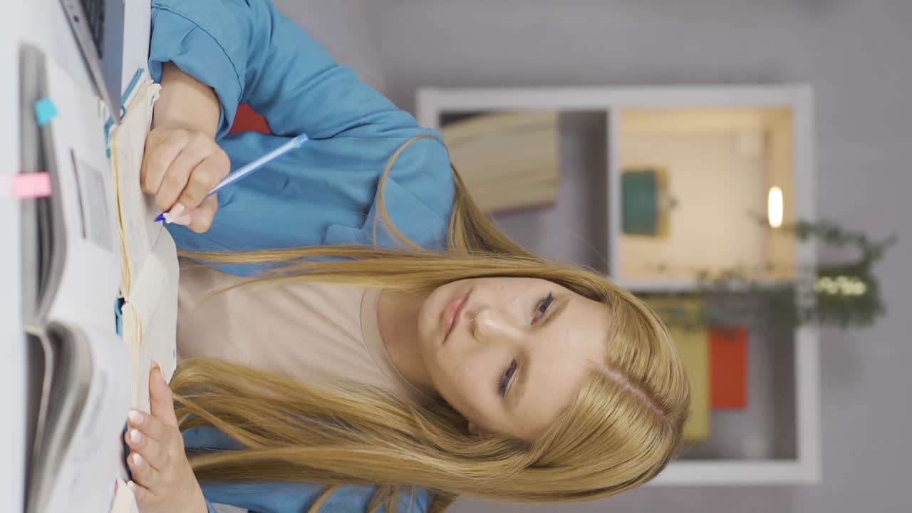 원격 교육의 여성 학생의 수직 비디오.