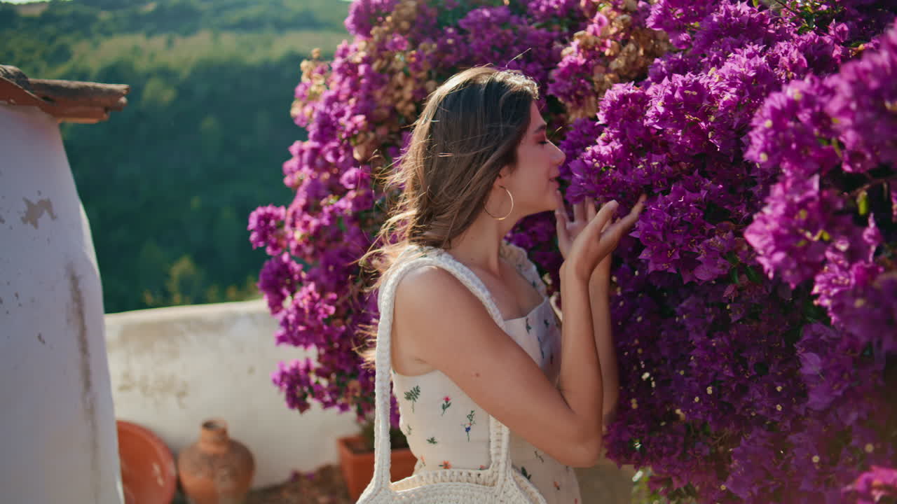 женщина с ветреными волосами, расслабляющаяся летом, портрет природы. чувственная женщина, нюхающая цветы.