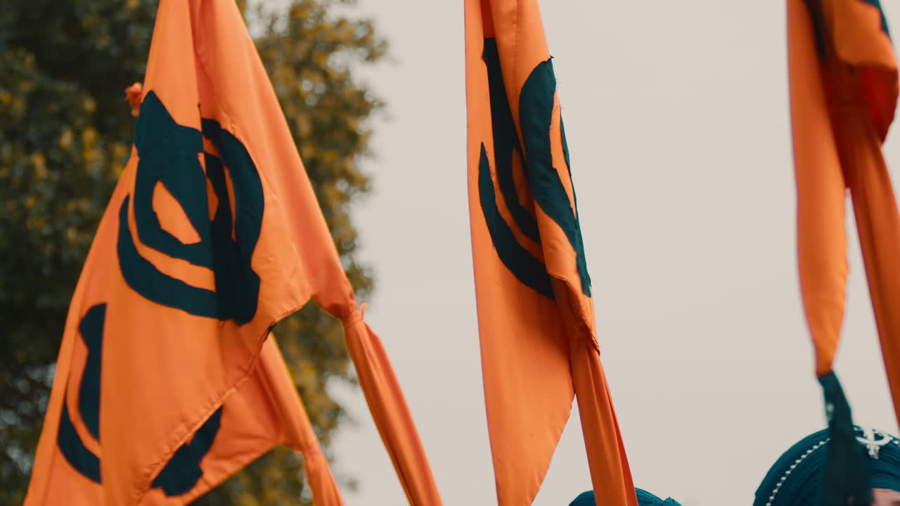 Bandeira sique indiana esvoaça no céu durante desfile religioso de Vaisakhi