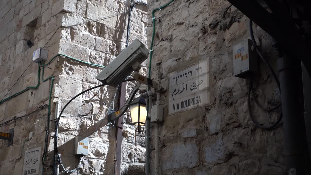 Cartello della Via Dolorosa a Gerusalemme, Israele e telecamera di sicurezza