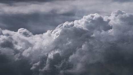 Blick-Auf-Den-Dunklen-Himmel-Bei-Cumulonimbuswolken,-Gewittern