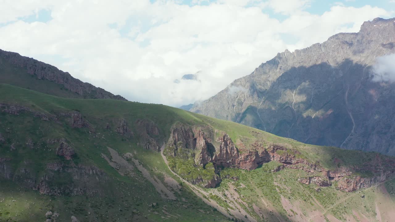Impresionante vista panorámica aérea de una cordillera