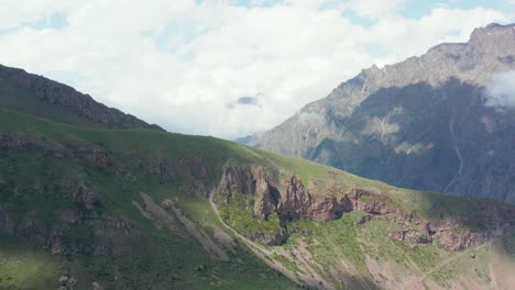 Atemberaubender-Luftpanoramablick-Auf-Eine-Bergkette