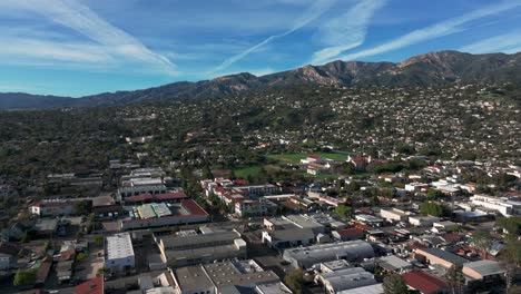 Disparo-De-Dron-Que-Muestra-El-Centro-De-Santa-Bárbara-Con-Las-Montañas-Al-Fondo