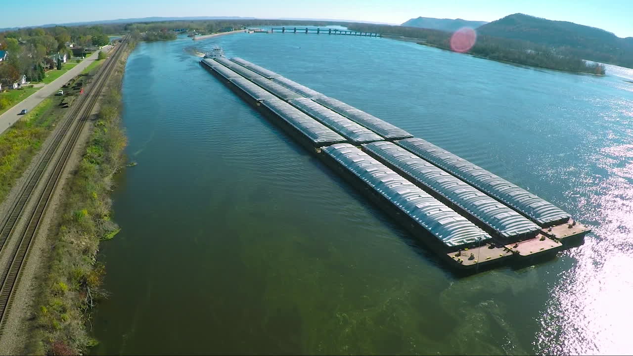 una muy buena antena de una gran barcaza de carbón subiendo por el río mississippi 2