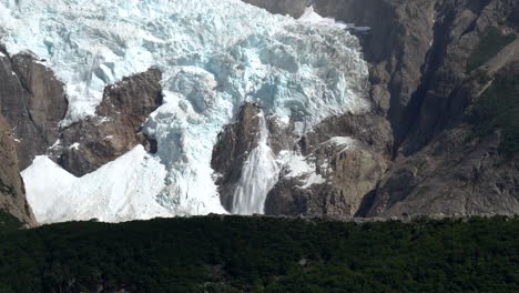 el glaciar se derrite en el sol causando una pequeña avalancha en la patagonia, en cámara lenta