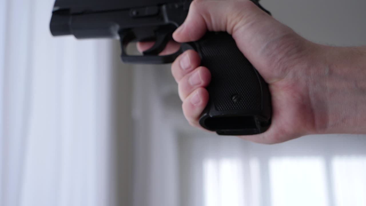 글록 권총 탄창을 슬로우 모션으로 언로드