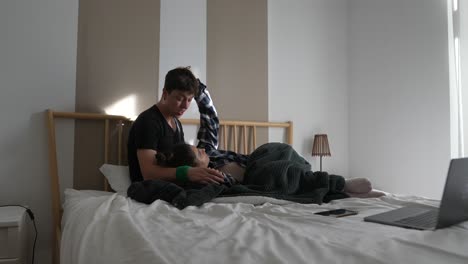 pareja relajándose en la cama