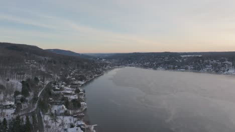 Wintermorgen-über-Dem-Zugefrorenen-See-Und-Umgebung-In-Der-Provinz-Quebec-In-Kanada