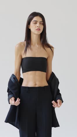 mujer con traje negro