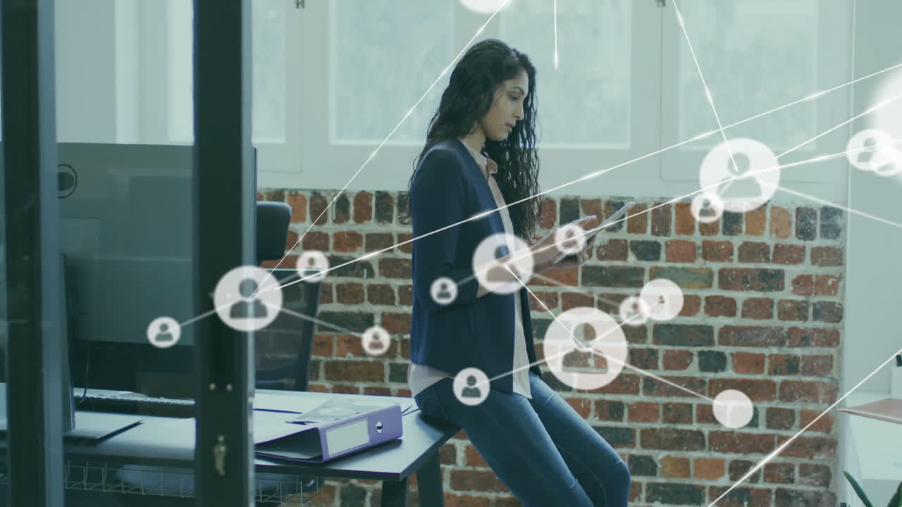 animación de una red de conexiones con iconos sobre una mujer de negocios biracial que usa un teléfono inteligente