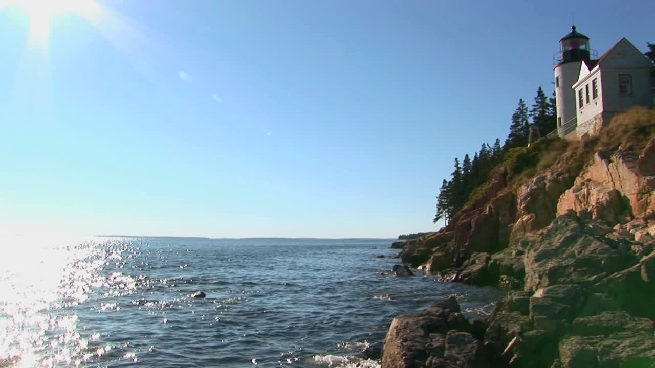 Sebuah mercusuar di tepi tebing menghadap lautan di Mercusuar Bass Harbor, Maine.