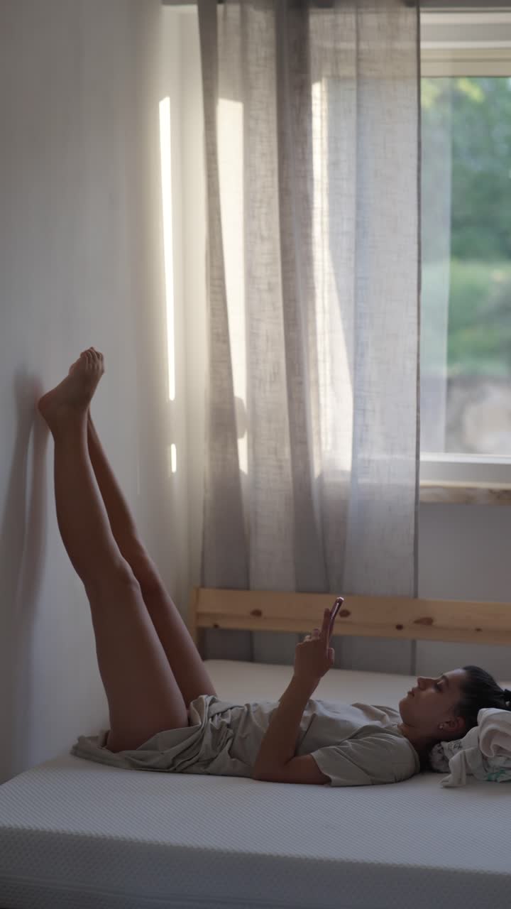 침대에 누워있는 여자