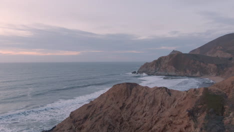 puesta de sol de invierno sobre el océano pacífico - drone aéreo 4k