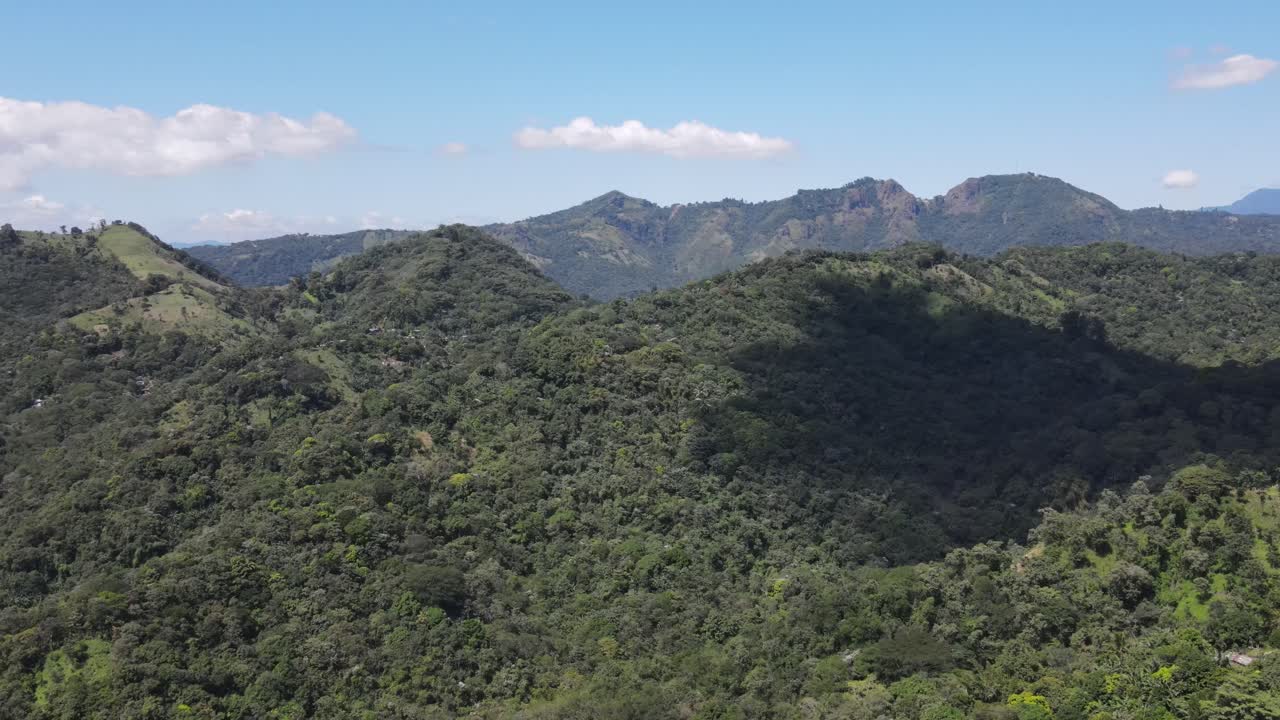 panorámica de la cámara que muestra una zona montañosa con hermosos tonos verdes