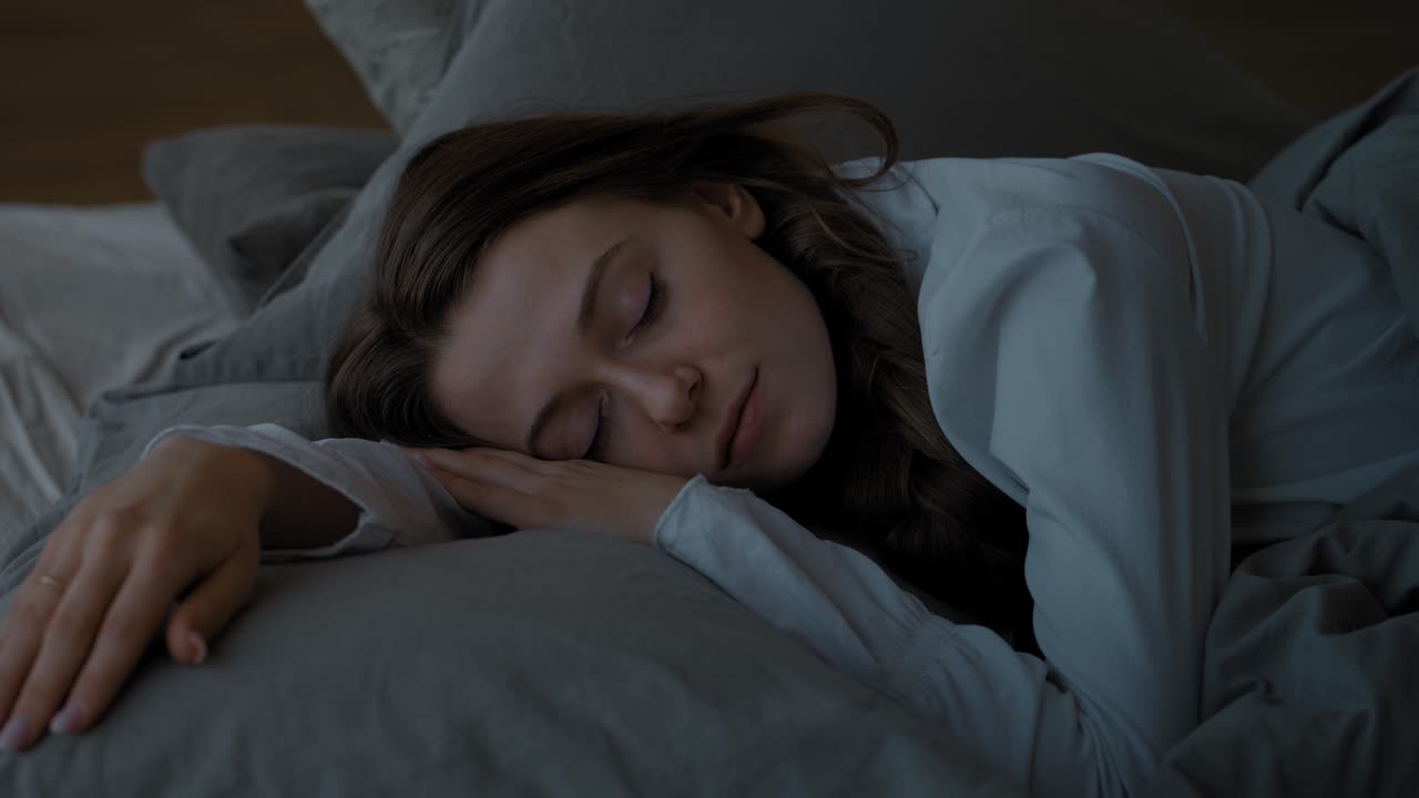 침대에서 자고 있는 여자