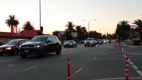 vehículos y ciclistas al atardecer en melbourne