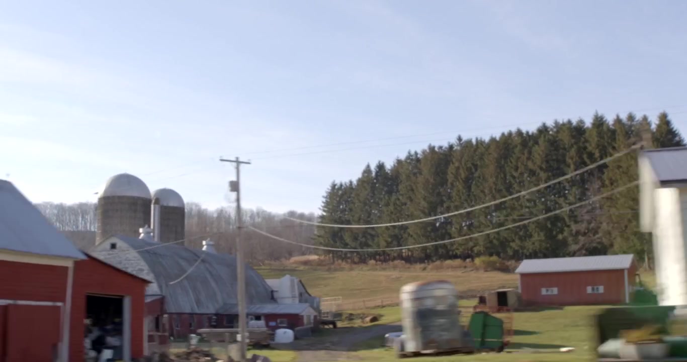 Kamerabil langs en landevei i New England.