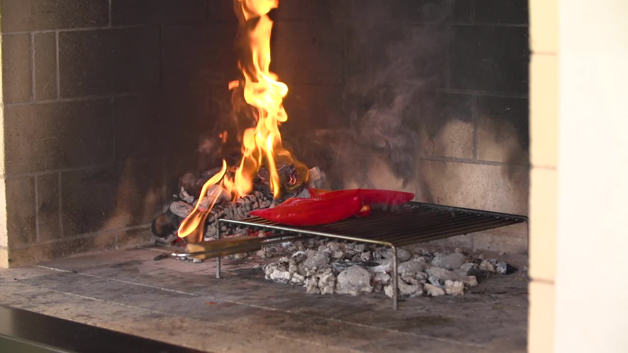 요리 하는 것 바베큐 에 고추 를 넣는 것