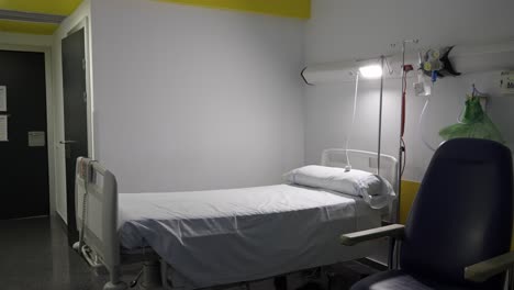 Panorámica-De-Derecha-A-Izquierda-En-Una-Habitación-Vacía-De-Un-Hospital-En-Madrid-Puerta-De-Hierro