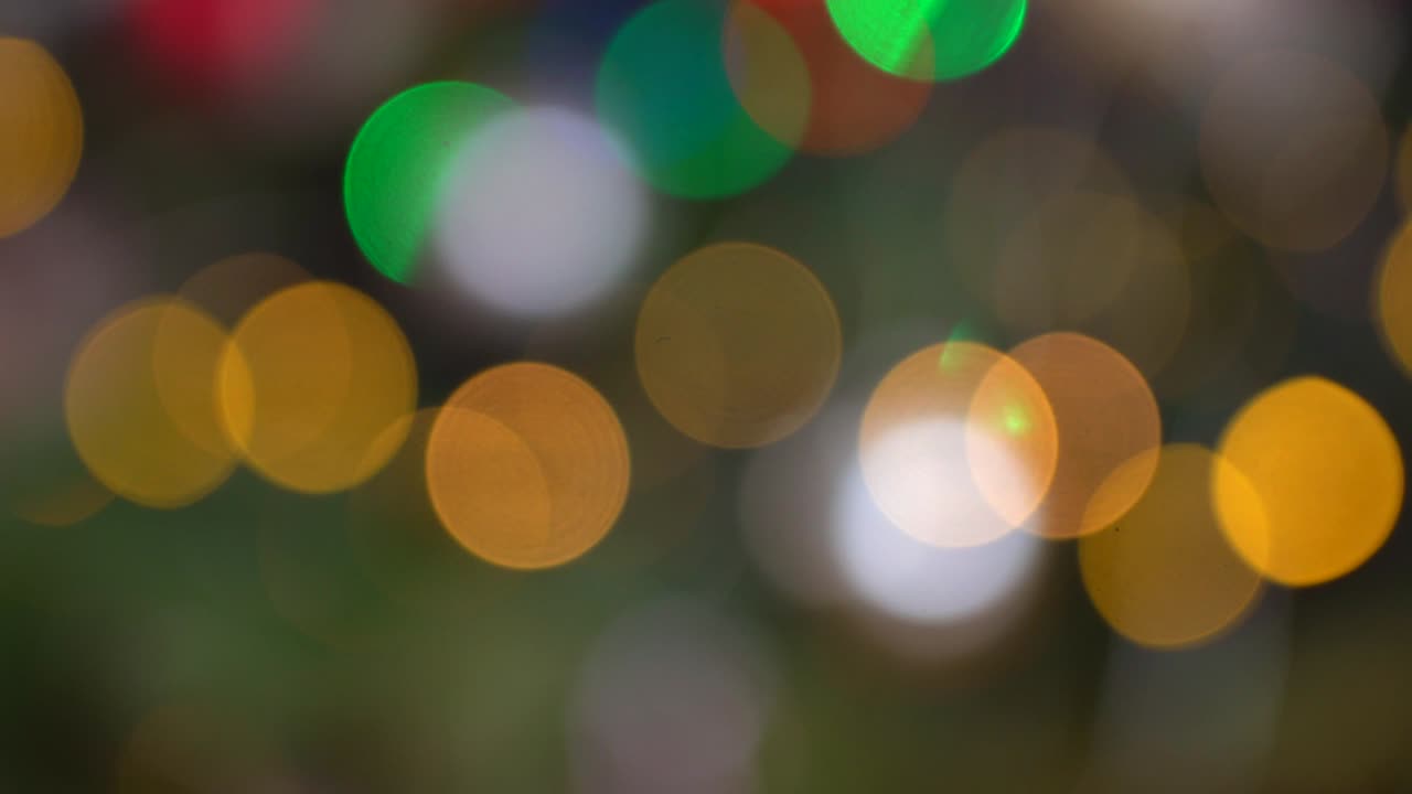brillantes círculos de colores abstractos desenfocados luces de navidad fondo. luces de hadas borrosas. fuera de foco fondo de vacaciones árbol de navidad. bokeh de luz del árbol de xmas. tema de xmas y año nuevo. video 4k