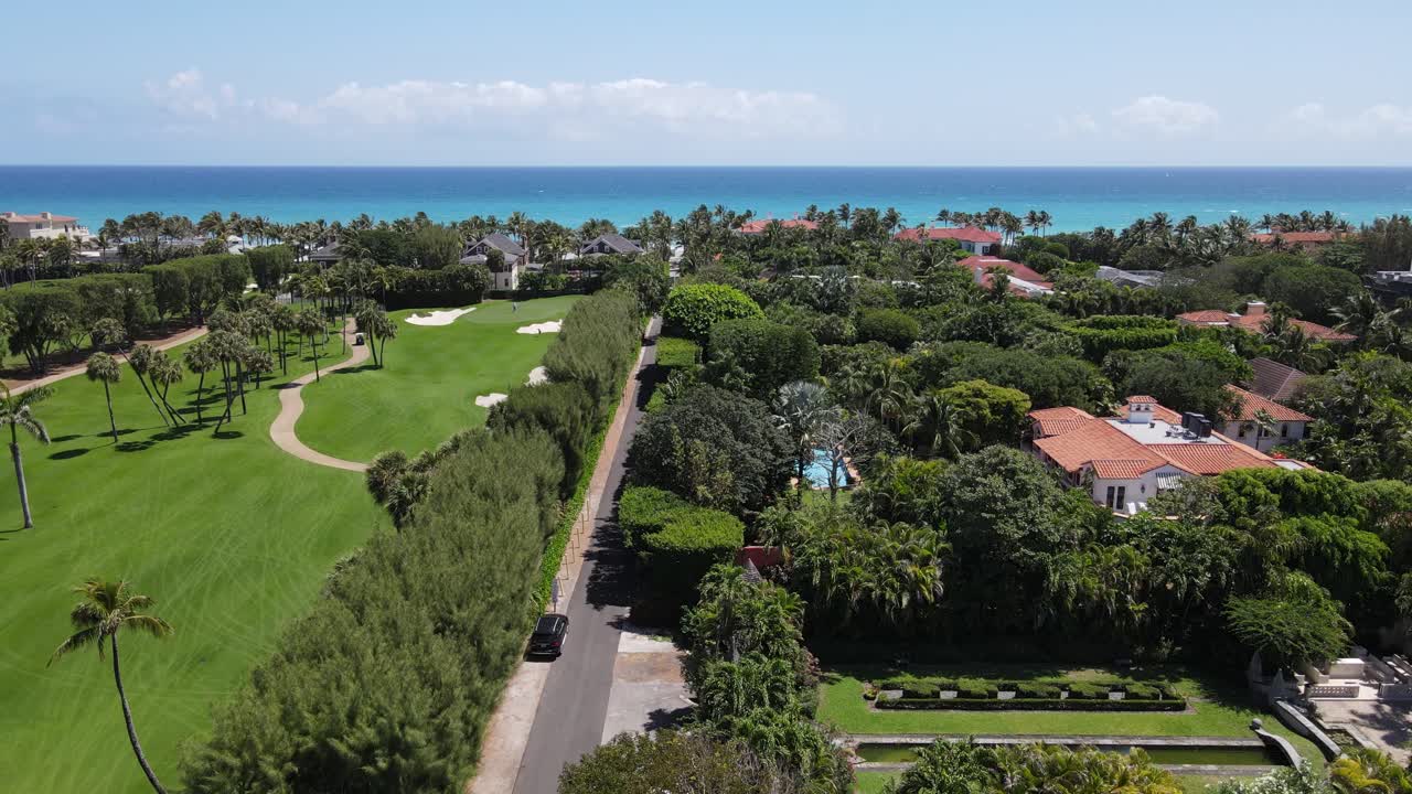 jardines perfectamente cuidados y campo de golf de west palm beach, florida por drone
