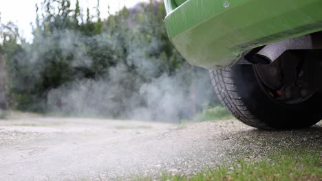 Contaminación-Nociva-De-Gases-De-Escape-Tóxicos---Monóxido-De-Carbono,-Hidrocarburos-No-Quemados,-óxidos-De-Nitrógeno-Y-Azufre,-Partículas-Carbonosas---Vista-Trasera-De-Un-Automóvil-Con-Motor-En-Marcha---Riesgo-De-Calentamiento-Global