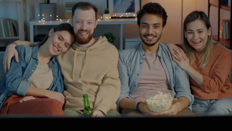 amigos disfrutando de una noche de cine en casa