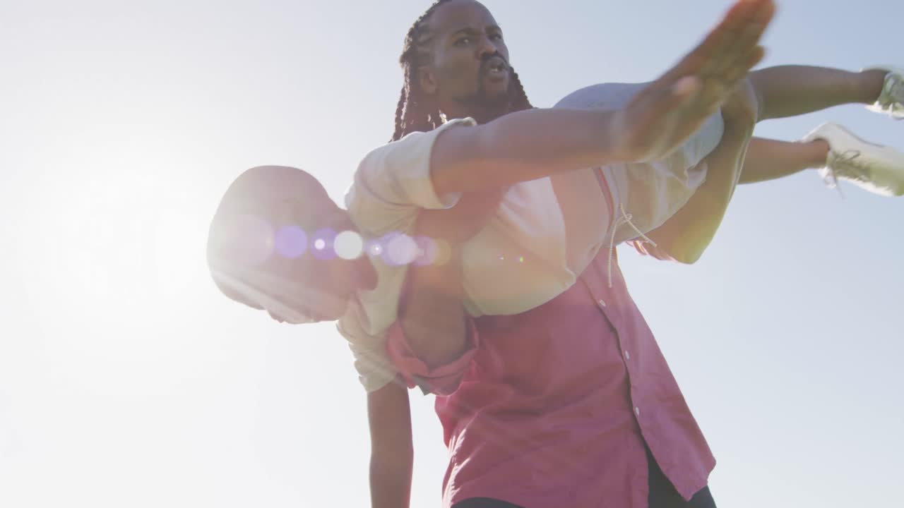 video de un feliz padre y hijo afroamericanos divirtiéndose en un día soleado