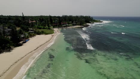 lenta pan aérea playa tropical disparo de cielo azul agua turquesa en st