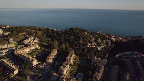 Vista-Aérea-Durante-El-Día-De-Sol-Sobre-La-Costa-Mediterránea-De-Málaga,-España