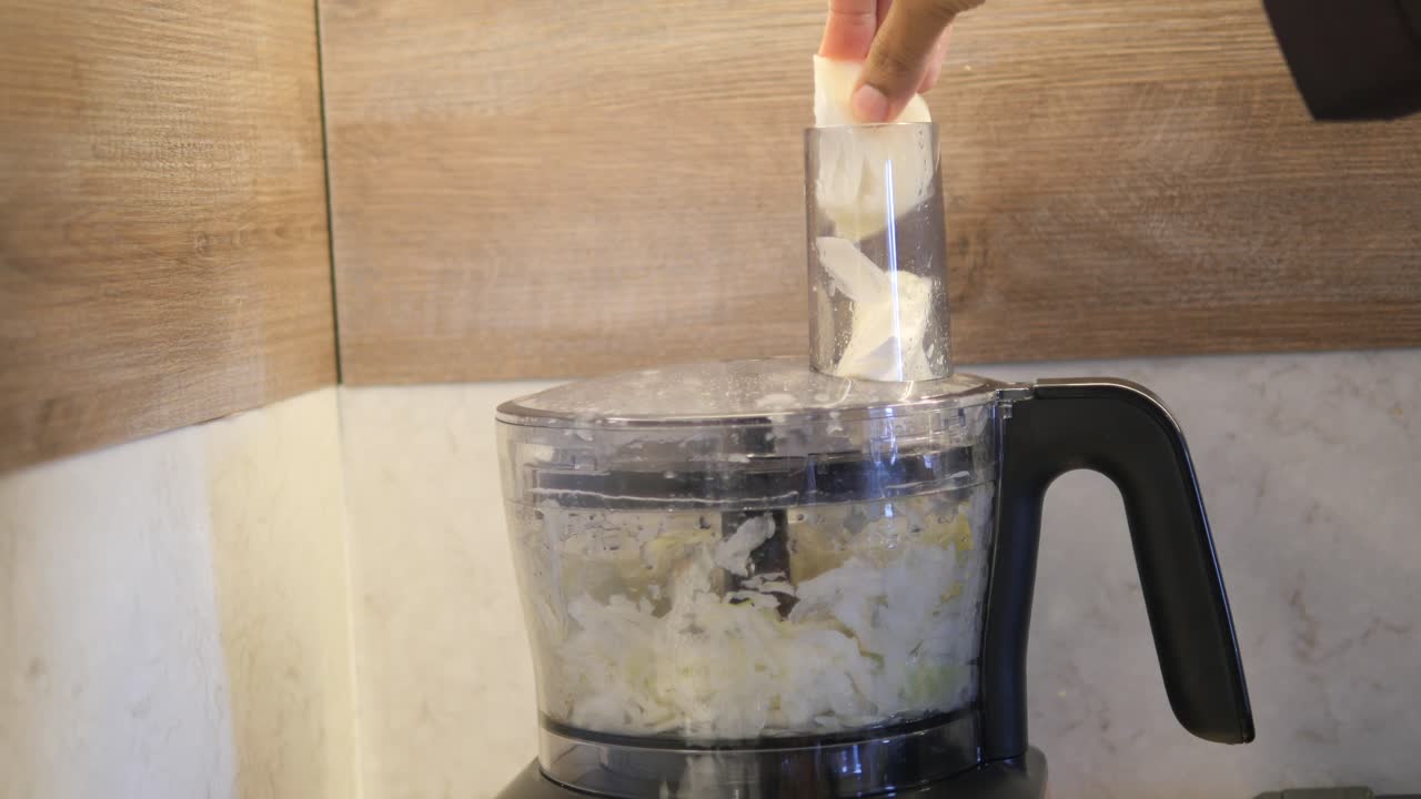 cortar cebollas en un procesador de alimentos