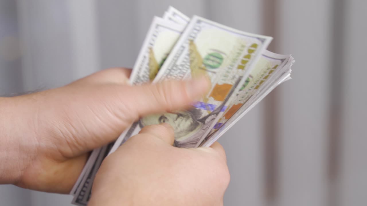 manos contando dinero en primer plano.