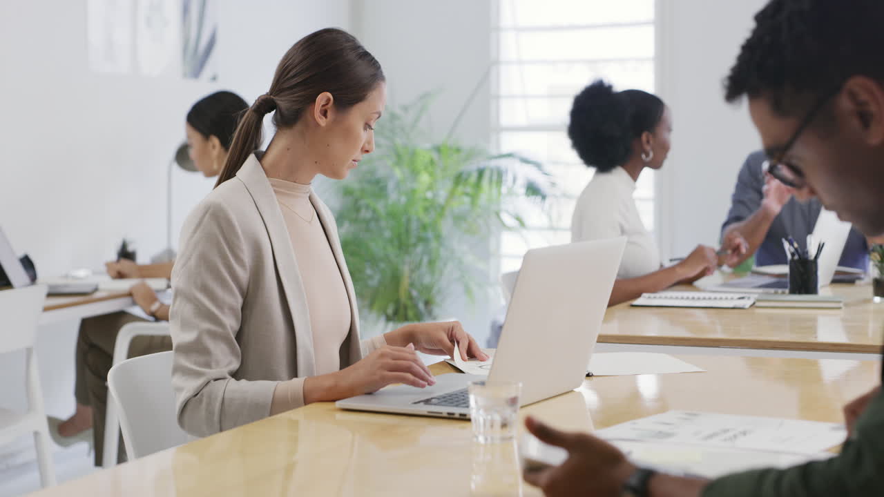 바쁜 사무실 에서 노트북 에서 일 하는 사업가