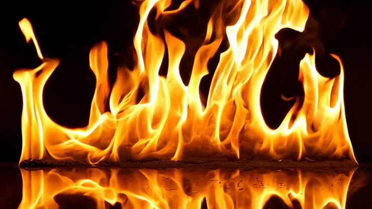 Un primo piano di un fuoco che brucia nel buio