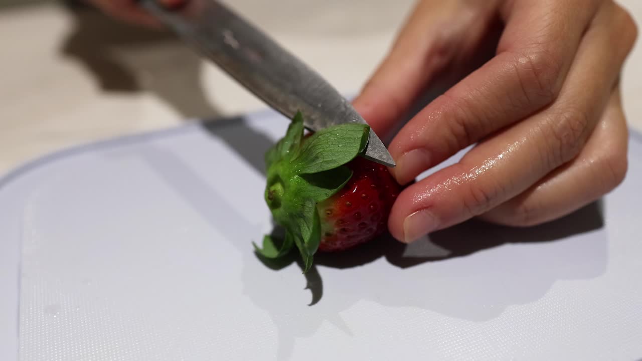 cortando una fresa con un cuchillo