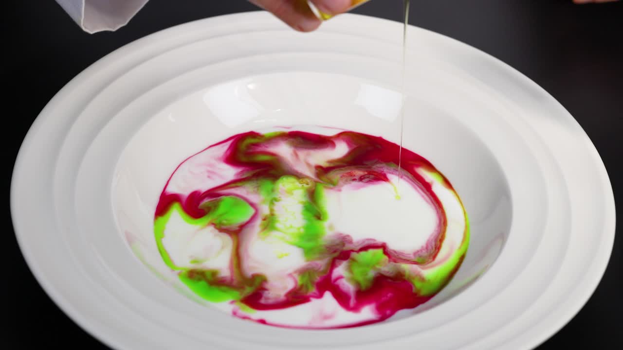 생생한 색이 비누와 함께 우유에 회전합니다.