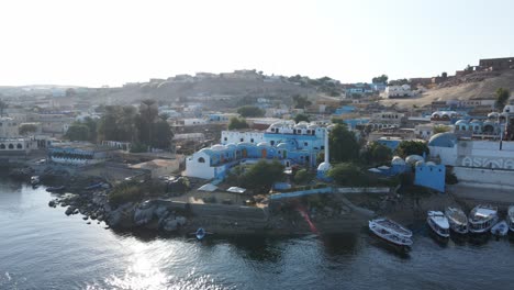 Un-Colorido-Hotel-Nubio-En-El-Río-Nilo