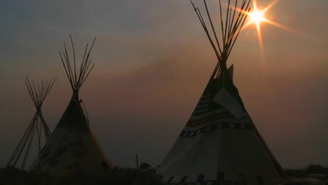 los tipis indios se paran en un campamento de nativos americanos al atardecer 2