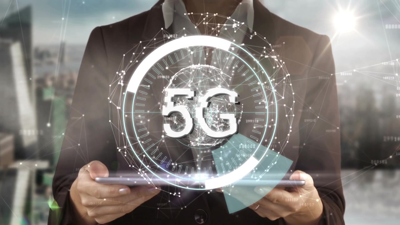 Animation af 5G over midtersektion af kaukasisk forretningskvinde med tablet