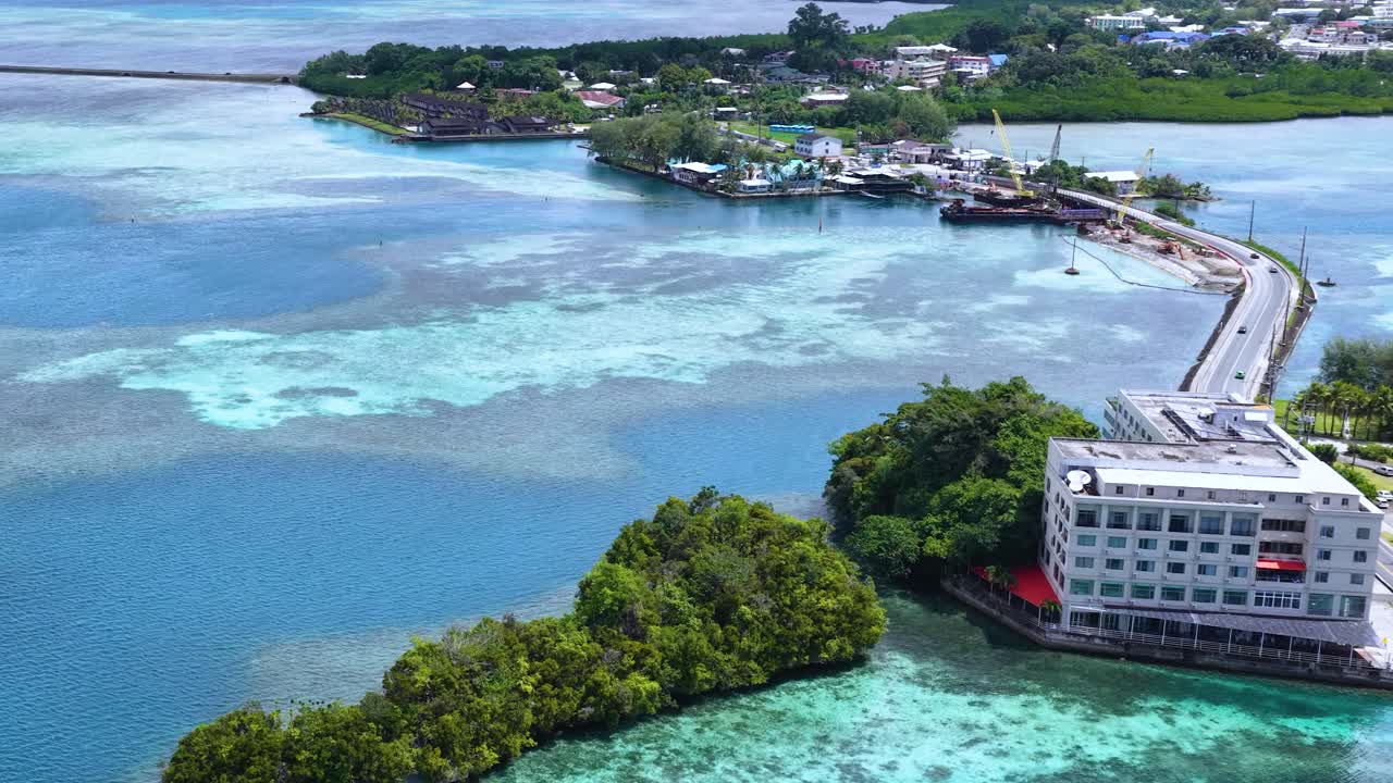 Riprese con drone catturano un hotel tropicale e barriere coralline turchesi lungo la costa di Palau.