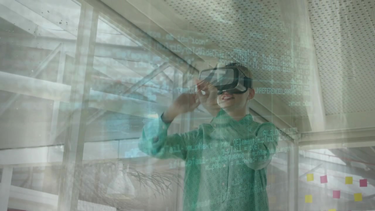 Une femme utilise un casque de réalité virtuelle dans un bureau moderne