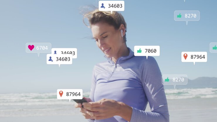 Animazione di elaborazione di dati dei social media su donna caucasica con smartphone in spiaggia